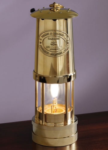 Современное фото Безопасной шахтерской лампы Дэви производства E. Thomas & Williams, Ltd. Cambrian Safety Lamp Manufactory, Aberdare, South Wales.